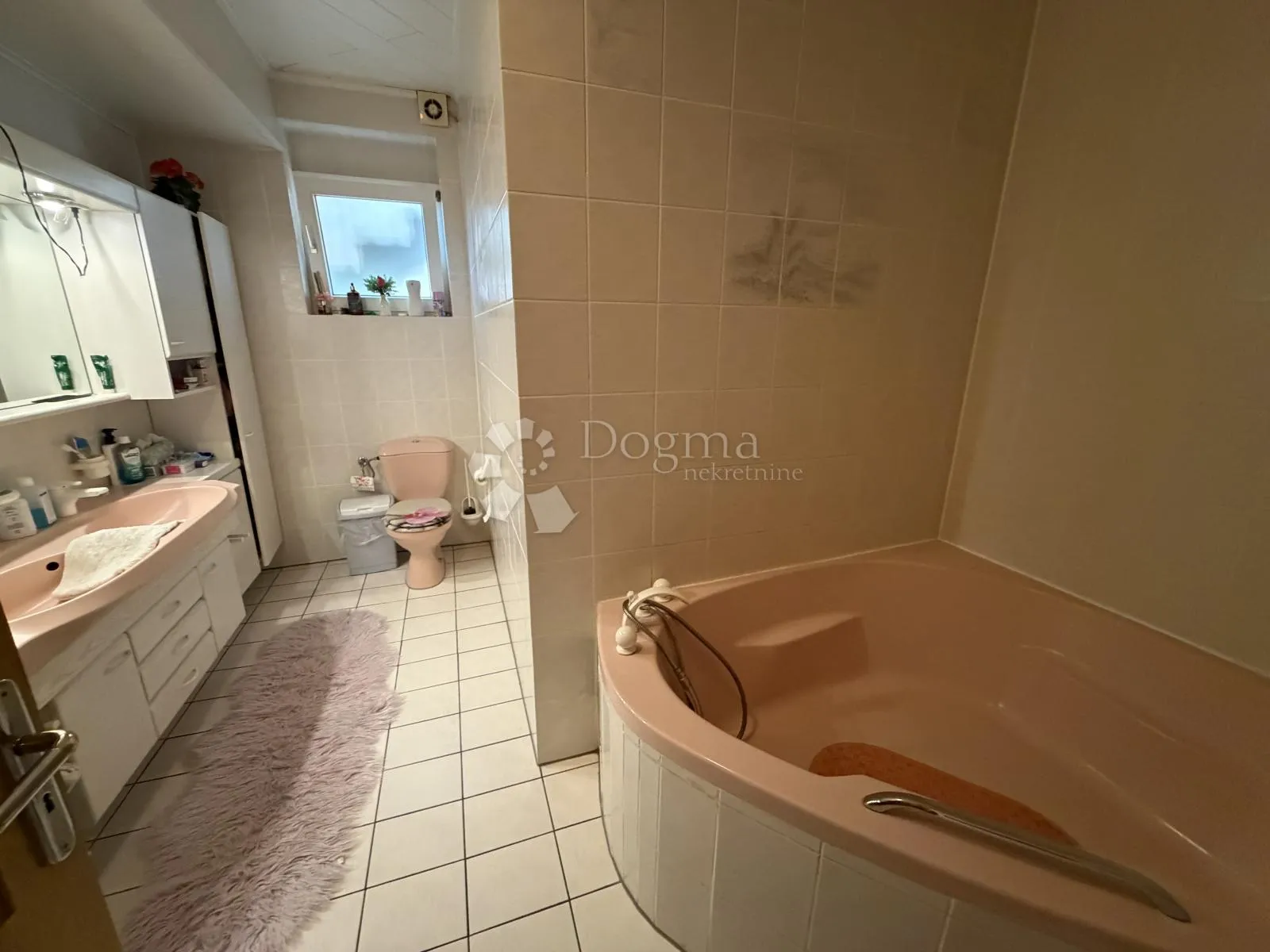 prilika u brodarici- kuća blizu mora, s 6 apartmana i 3-sobnim stanom!! - slika 25