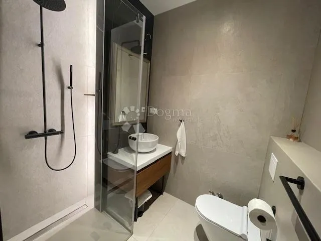 iznajmljujem tri sobe i dva apartmana u samom centru grada - slika 19