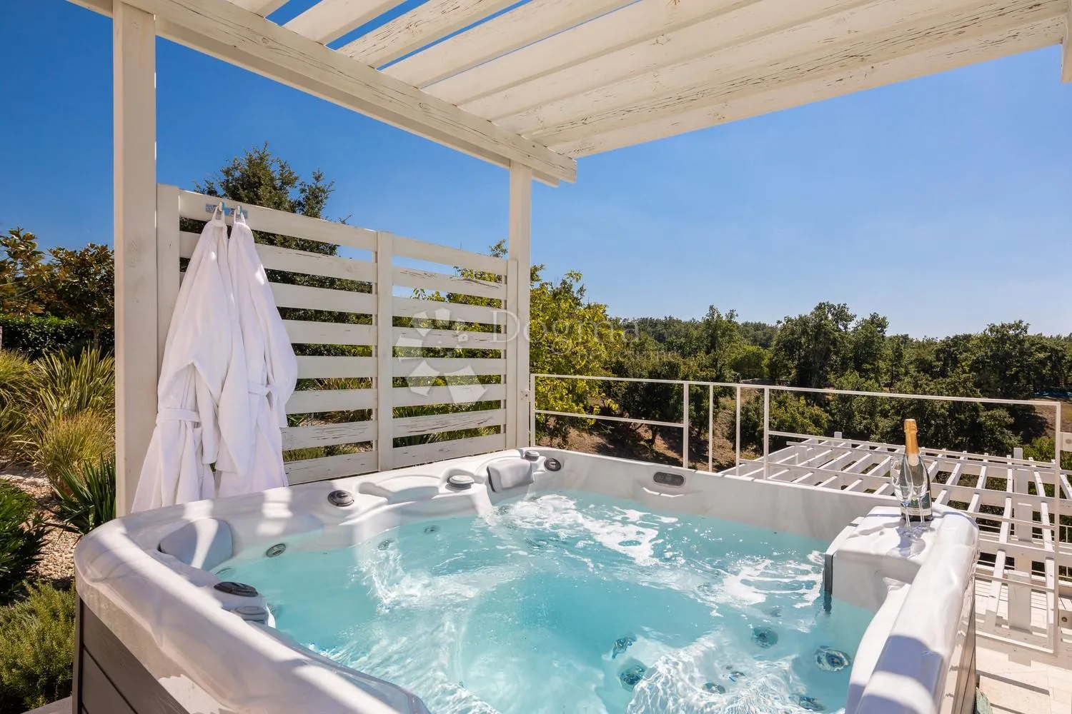 otmjena villa sa bazenom na lijepoj lokaciji - slika 8