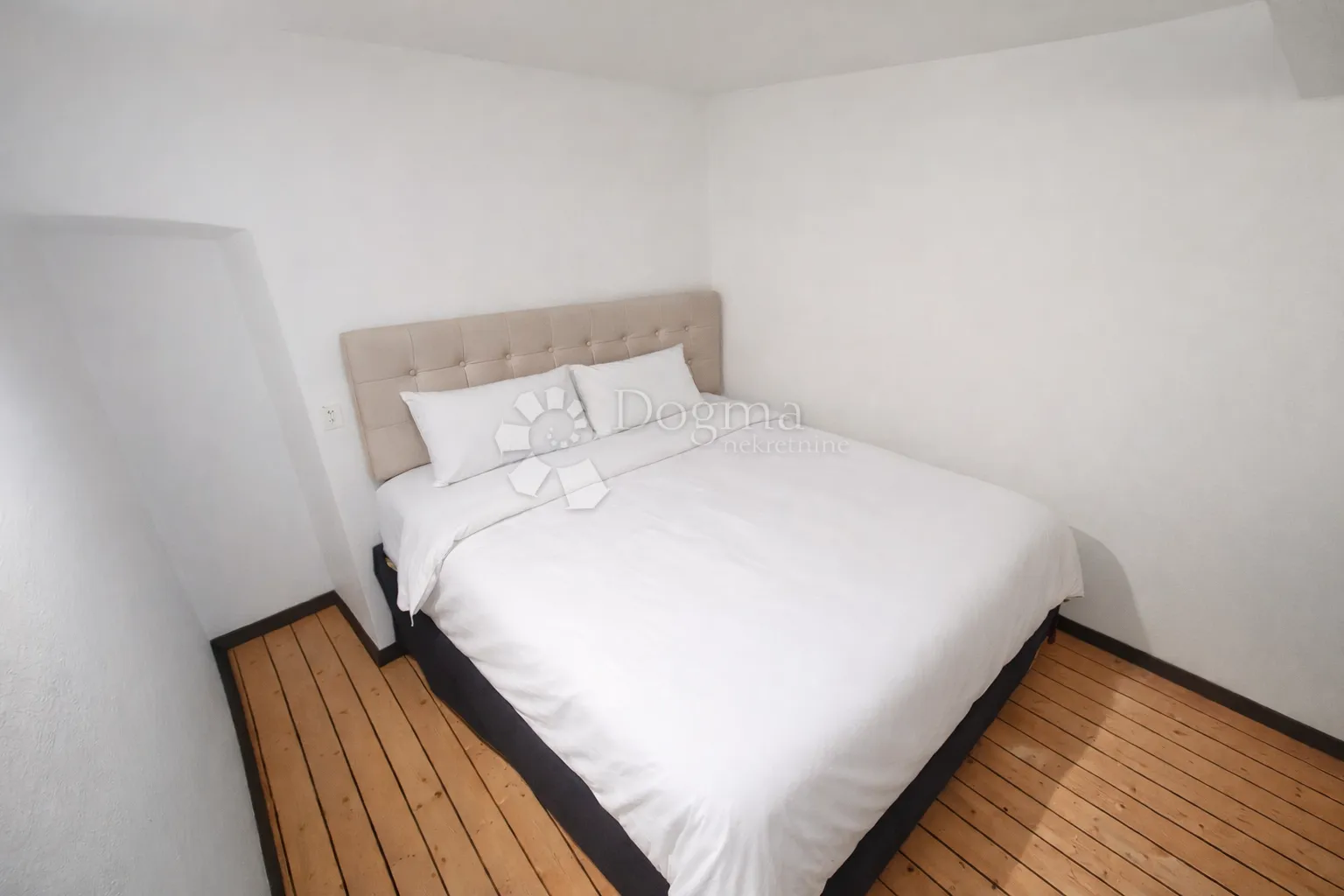 glavani – kuća p+1+potkrovlje + kamena kućica, useljivo, 181.000 € - slika 8