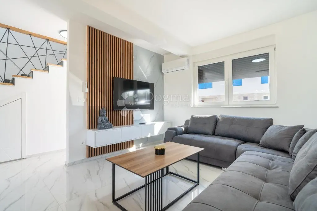 moderna dvojna kuća s bazenom – privlaka, 150 m od mora s4 - slika 5
