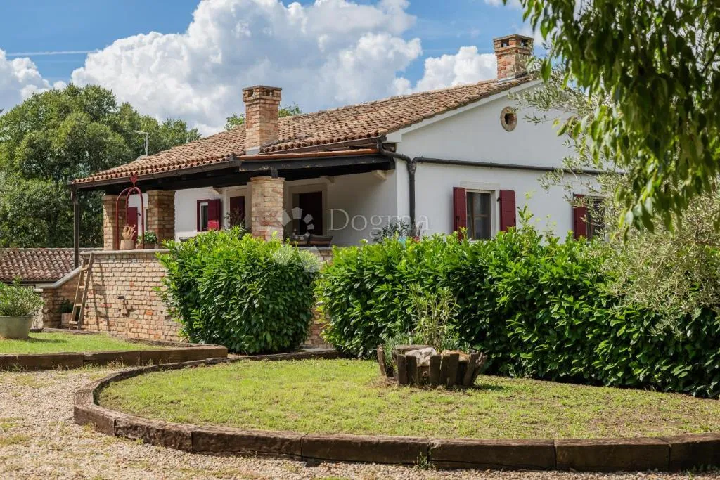 Prekrasna istarska villa s bazenom na prostranoj okućnici - Boljunsko Polje, Lupoglav