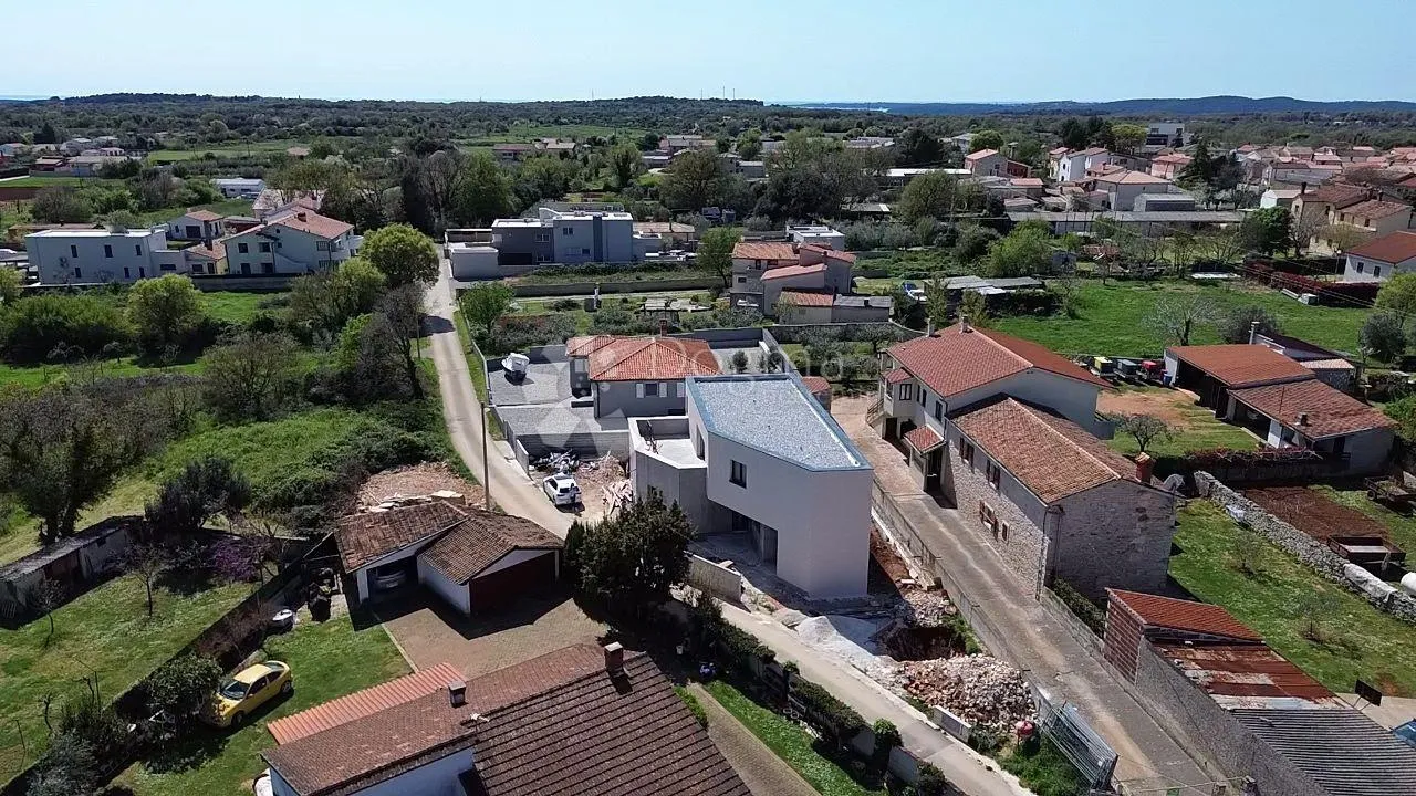 atraktivna vila u šišanu s dva odvojena stana i bazenom, blizina mora - slika 13