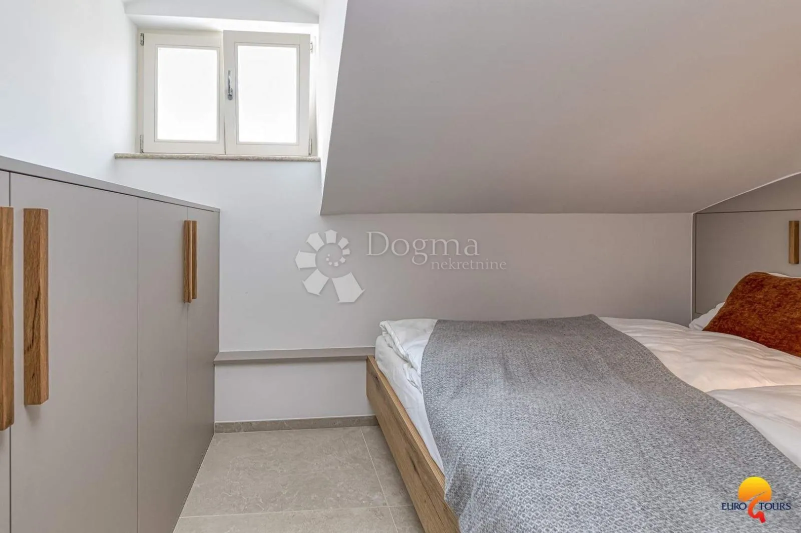 očaravajuća apartmanska kuća u samom centru vrsara - slika 20