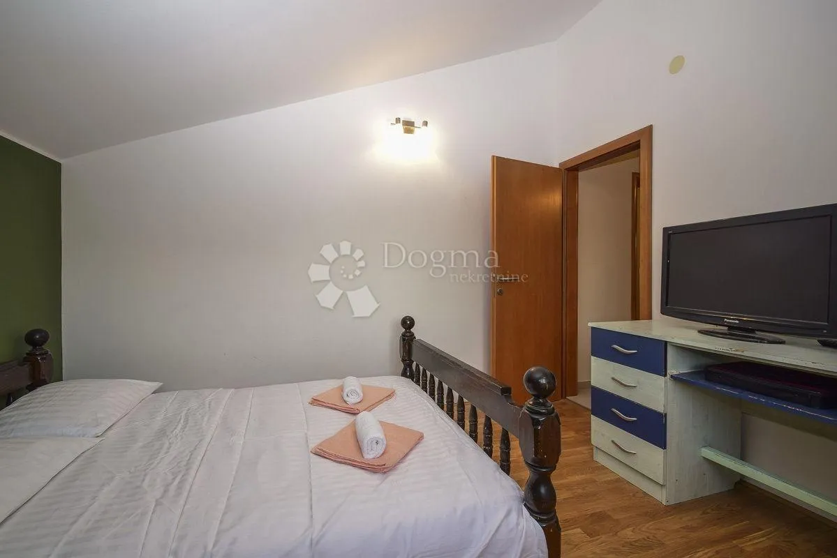 vodice – kuća s tri odvojena stana i terasama s pogledom na more - slika 26