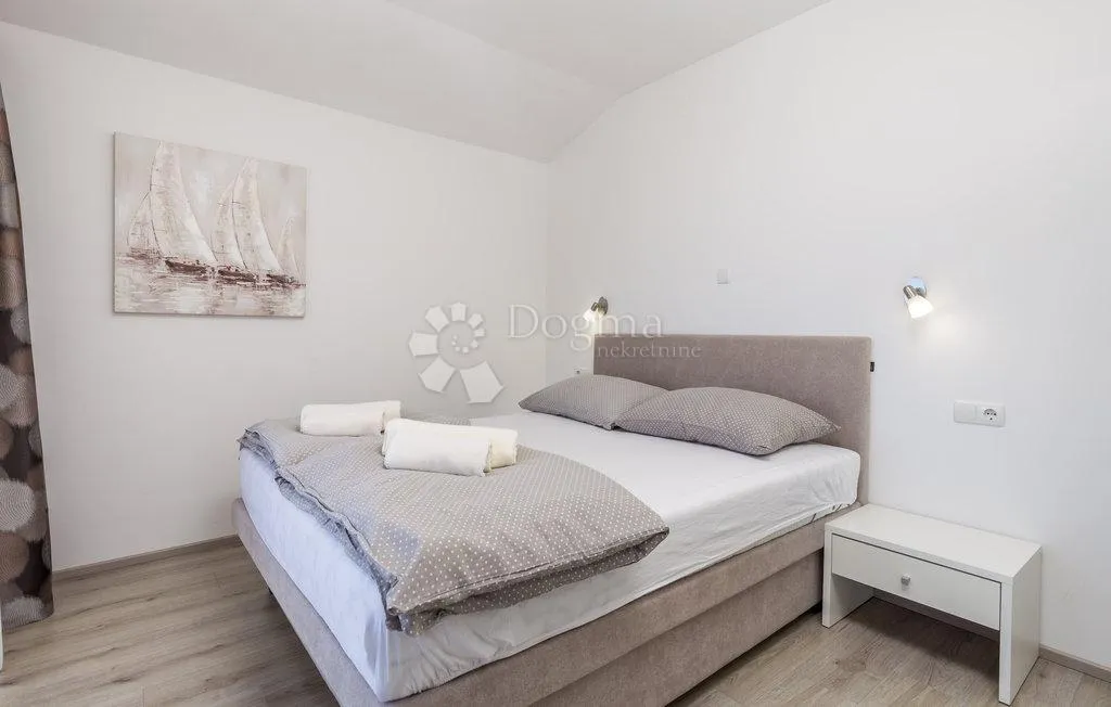 banjol-dvojna mediteranska vila s pogledom na more i bazenima - slika 35