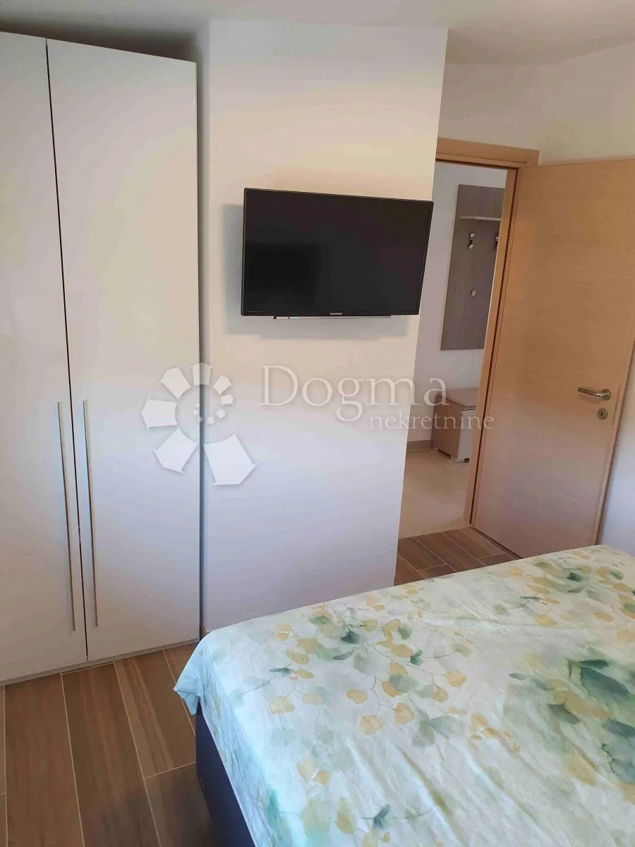 vila sa 4 apartmana, 2 bazena, 200 metara od mora - slika 23