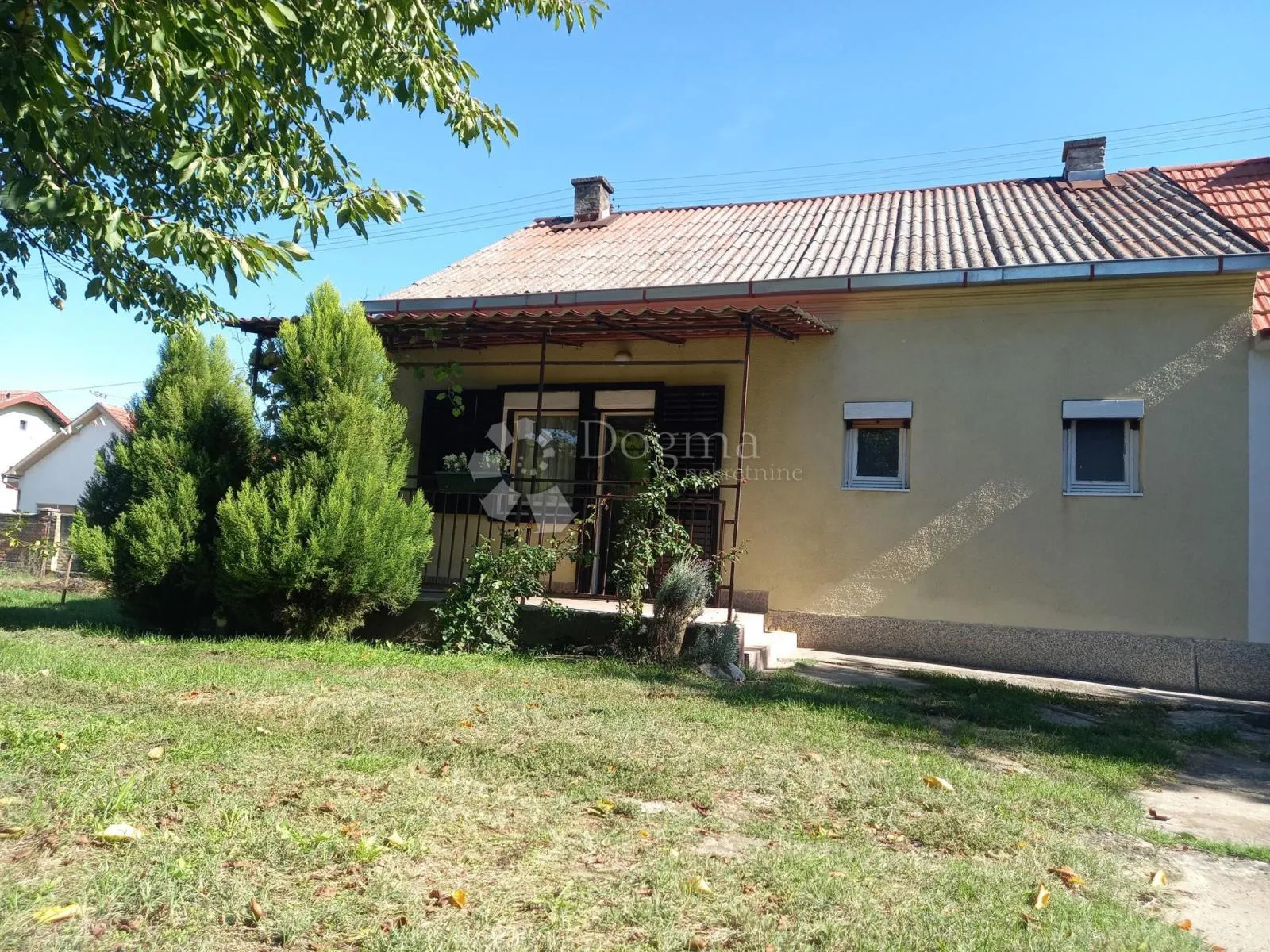 kuća s okućnicom i pomoćnim objektima - slika 1