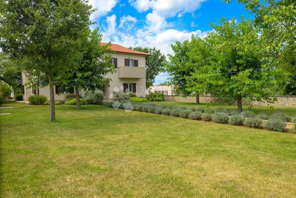 bale - prostrana vila s prekrasnom okućnicom - slika 38