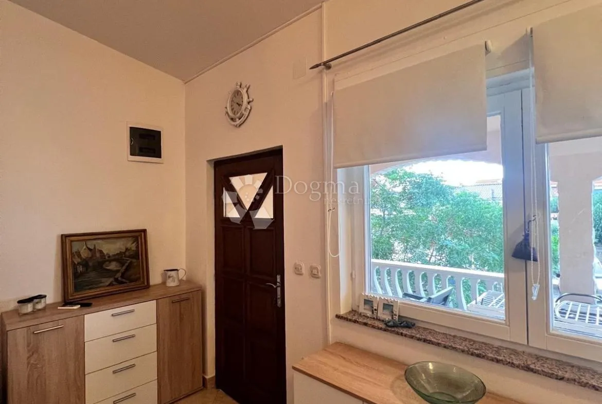 prodaje se namješten apartman na otoku viru! - slika 2
