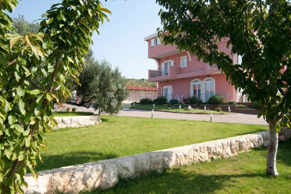 prodaje se – vila s neprocjenjivim pogledom na more, otoke i primošten - slika 7