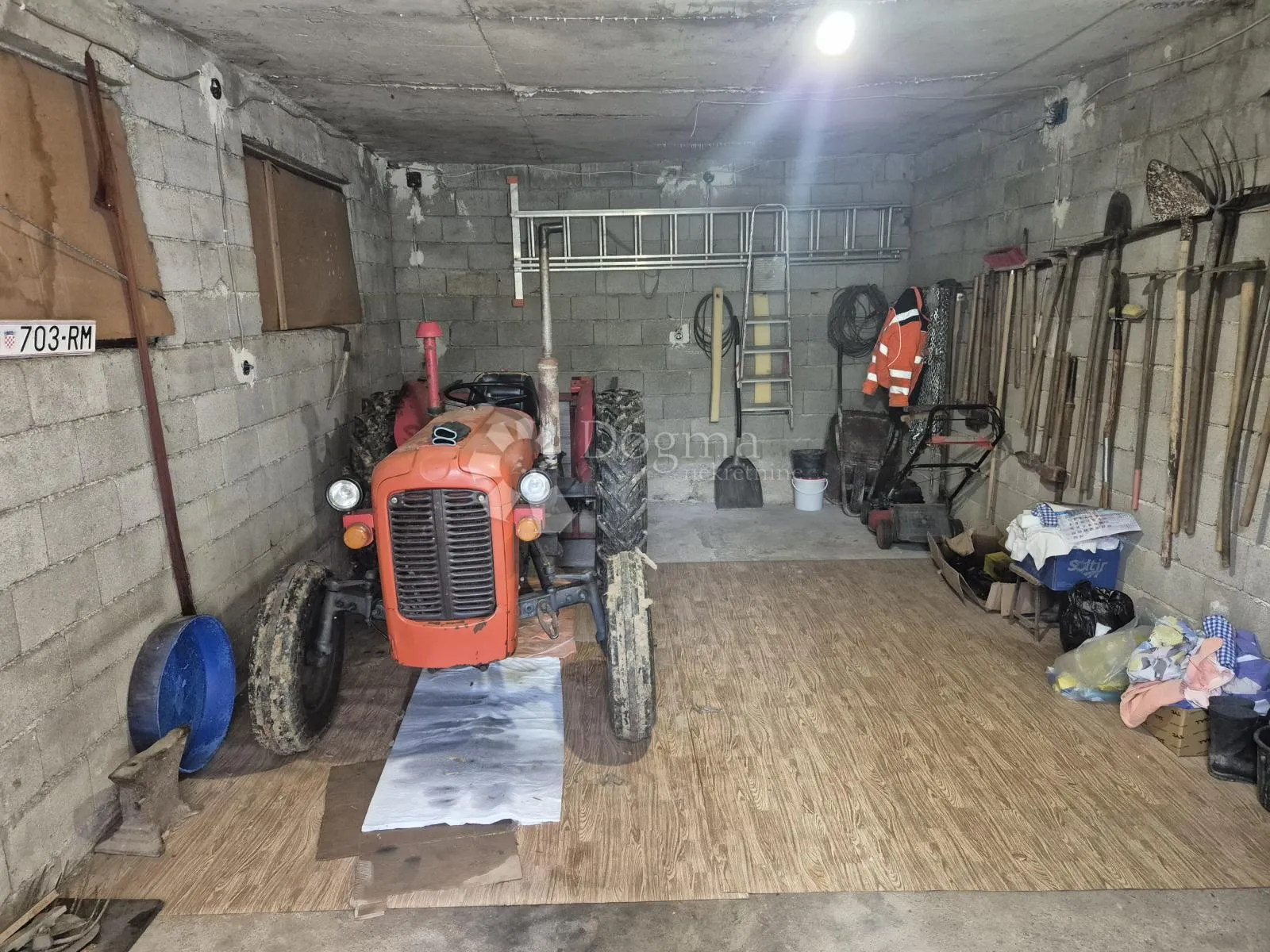 imanje sa odvojenim stambenim prostorima i pomoćnom zgradom! - slika 26