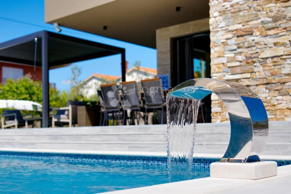 moderna villa s bazenom, saunom i jacuzzijem - slika 6