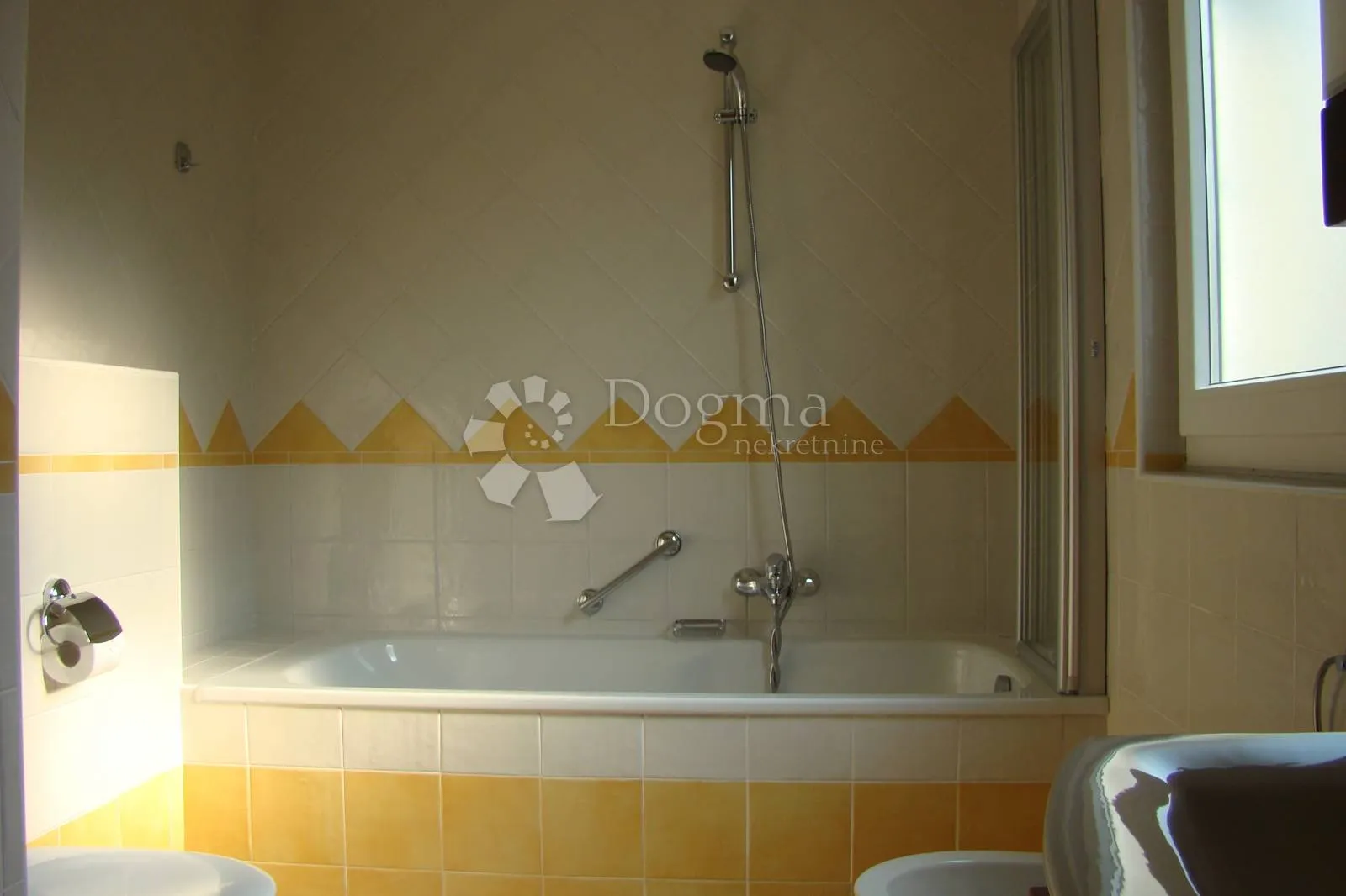 apartman na prestižnoj lokaciji - slika 11