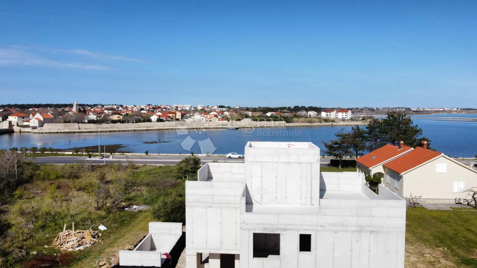 troetažni duplex s privatnom krovnom terasom i bazenom – 50 m od mora, nin - slika 10