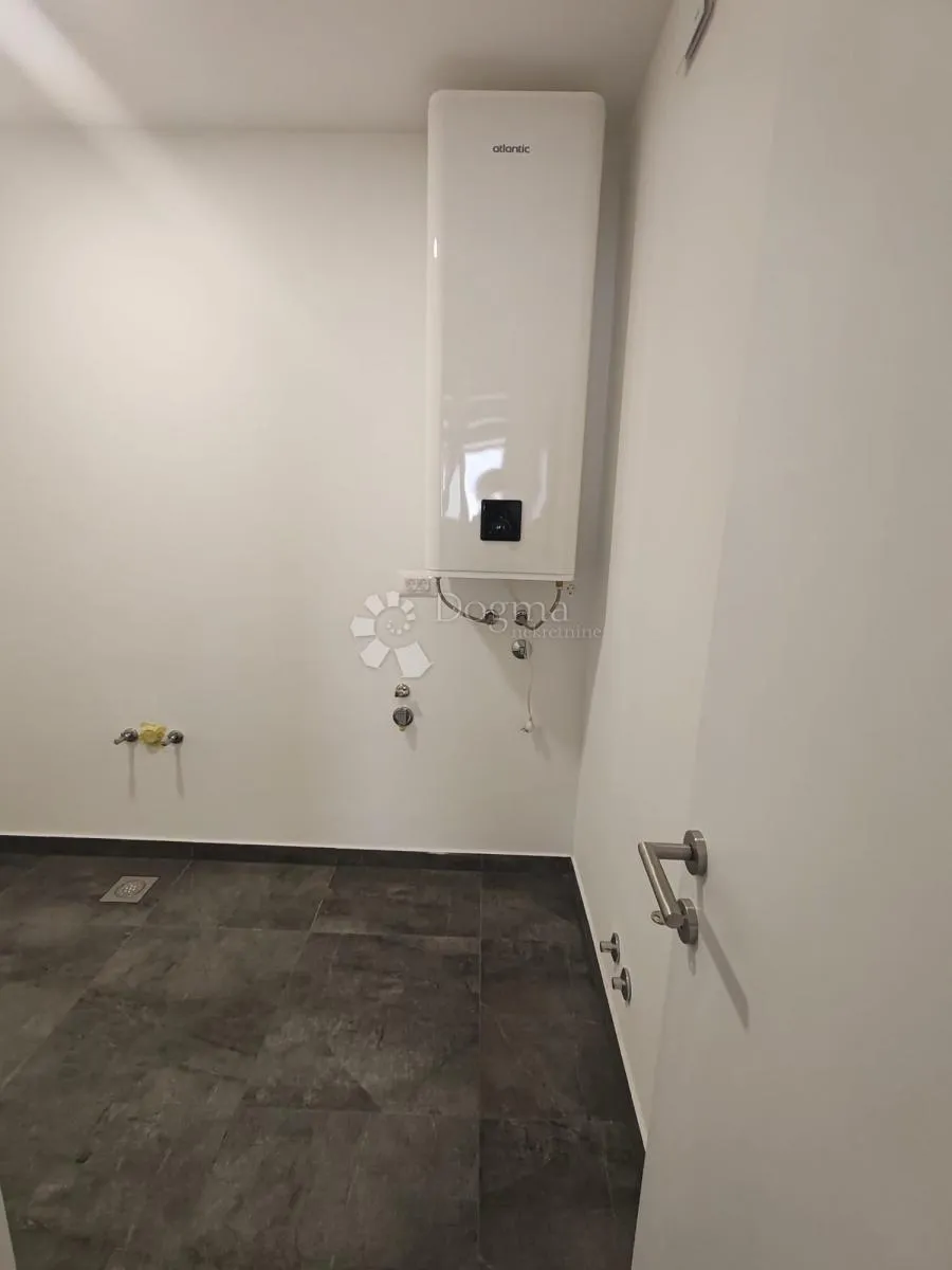 vodice - novoizgrađena, atraktivna kuća s bazenom - slika 44
