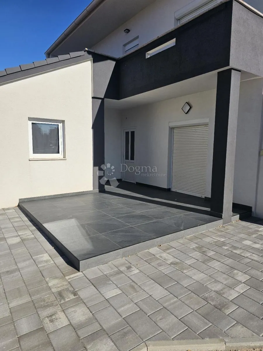 otok pag novalja samostojeća kuća sa tri apartmana - slika 11