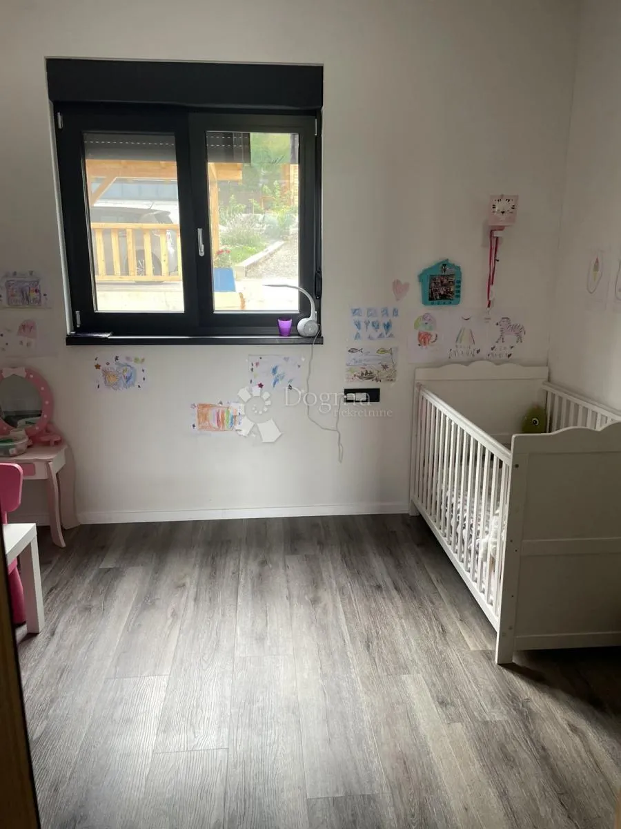 drvena kuća u naručju šume - slika 13
