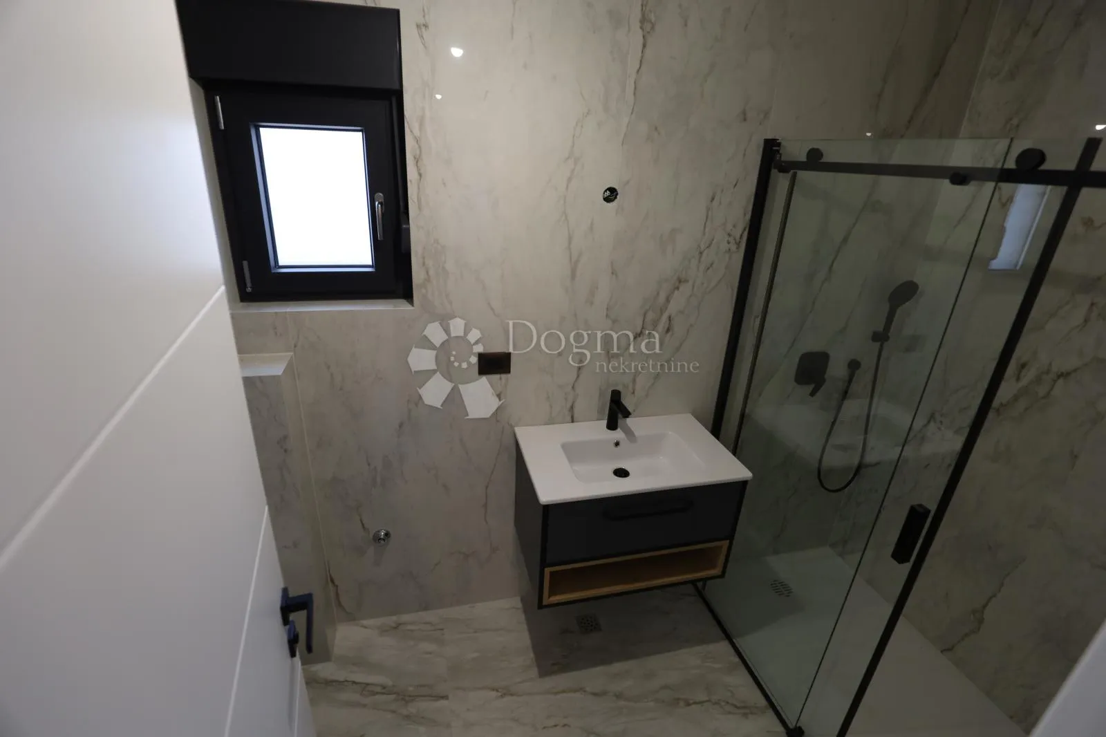 penthouse sa krovnom terasom , garažom, liftom , podno grijanje - slika 7