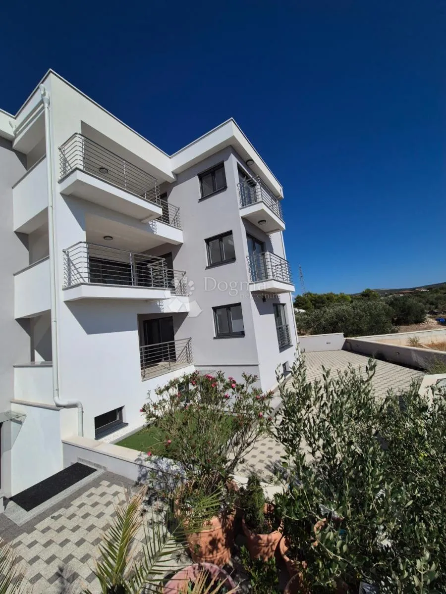 prodaje se – elegantan dvosobni stan na drugom katu, primošten - slika 2