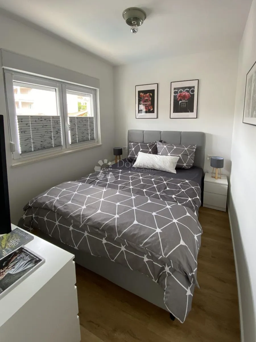 čiovo-kuća s 3 apartmana i bazenom - slika 10