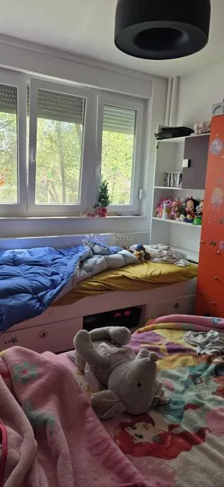 prostran 5-sobni stan s balkonom i loggiom – mirna lokacija, studentski grad - slika 6