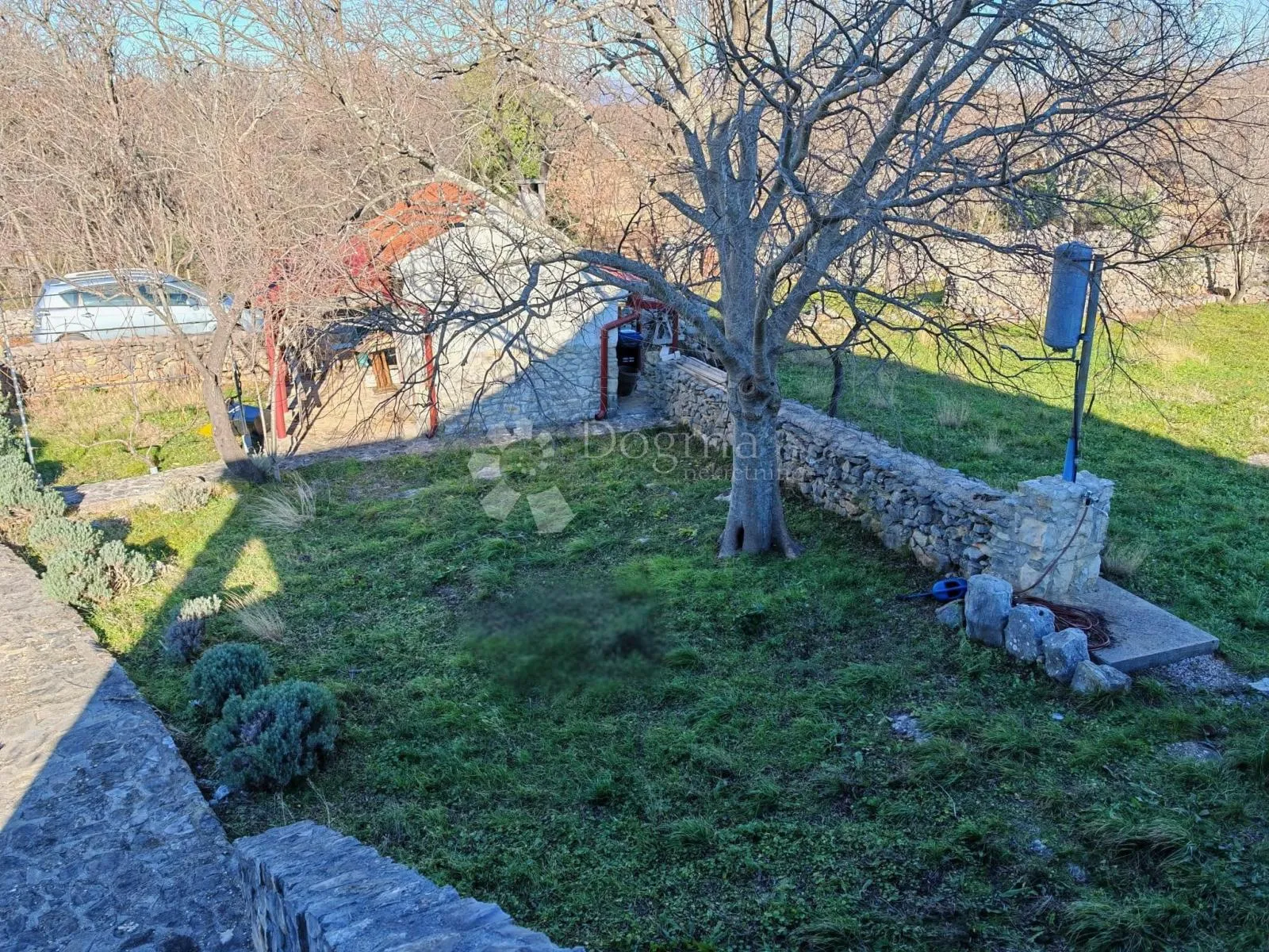 stan u kamenoj kući s prostranom terasom i dvorištem - slika 13