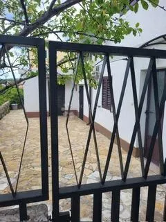 šarmantna kućica sa dvorištem - slika 16