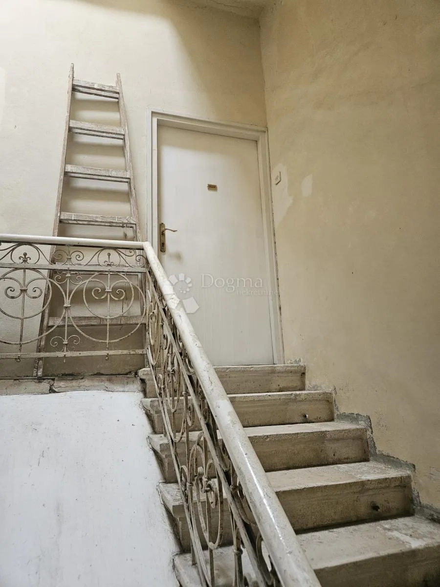 stan za renovaciju prvi red do mora! - slika 12