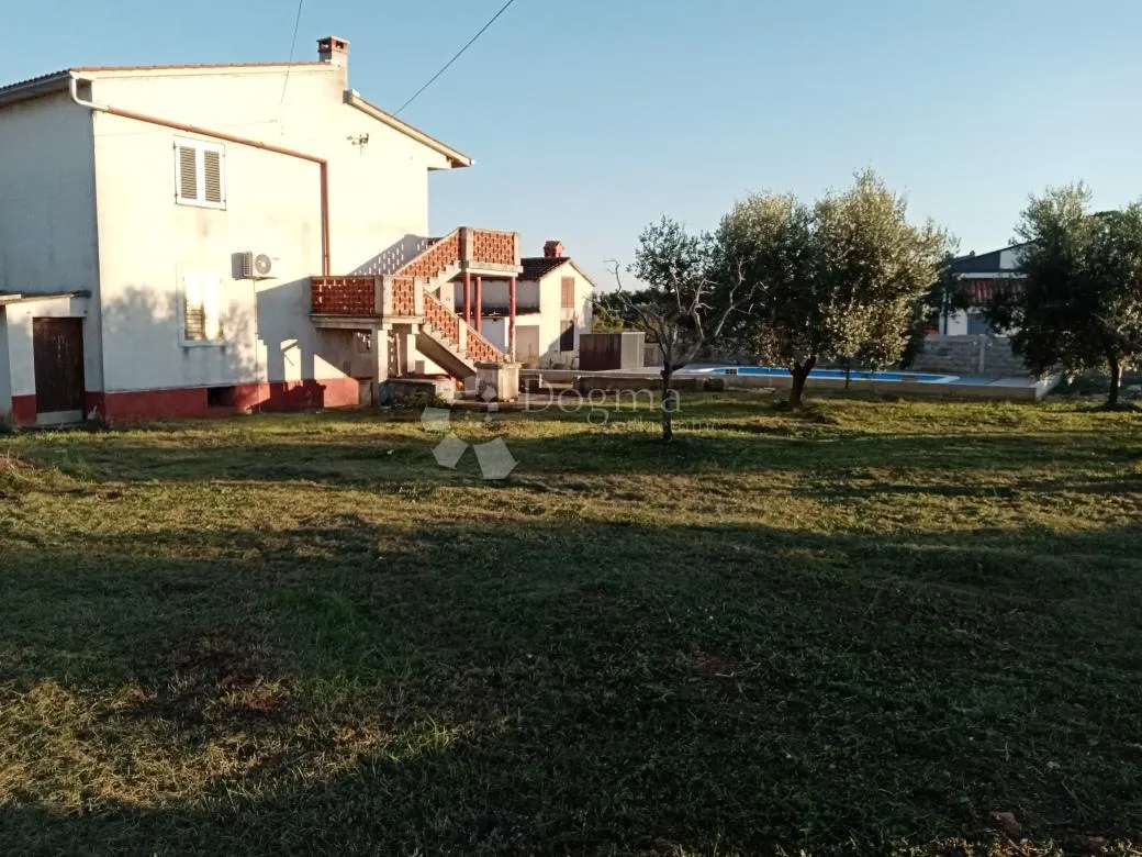 kuća s bazenom i velikom građevinskom parcelom - slika 7