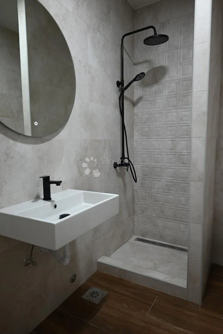 nova kuća u funtani sa 3 apartmana - slika 12