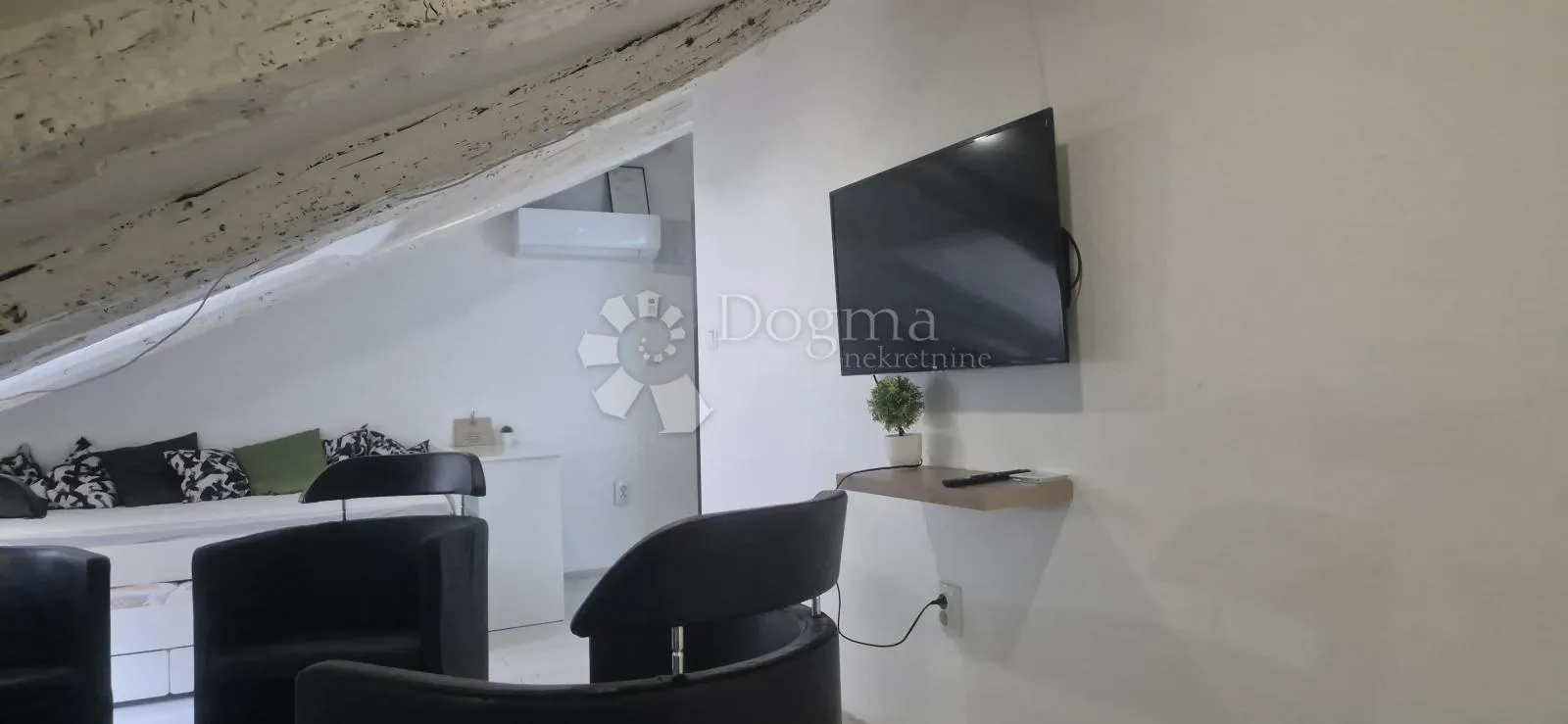 dva apartmana u strogom centru - slika 12