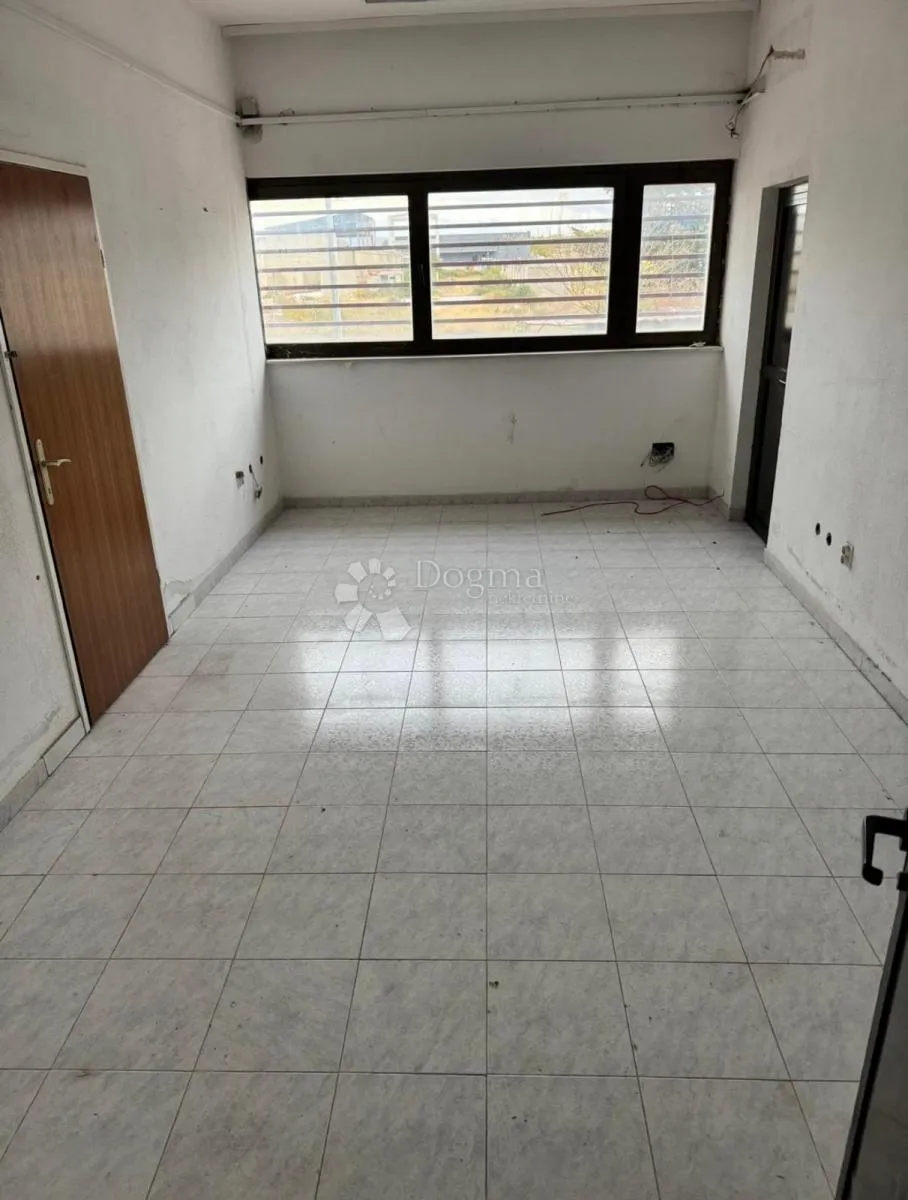 skladišni prostor - dicmo, prisoje 1700 m2 - slika 4