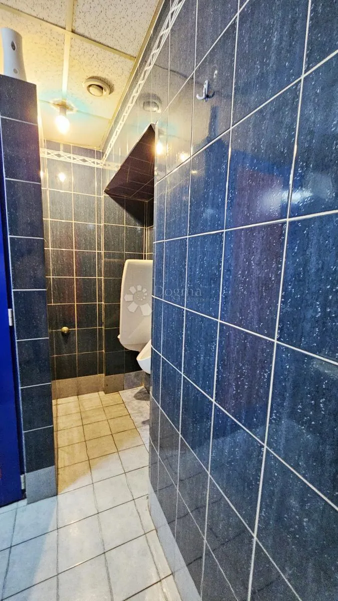 buje, ugostiteljski objekt u centru - slika 17