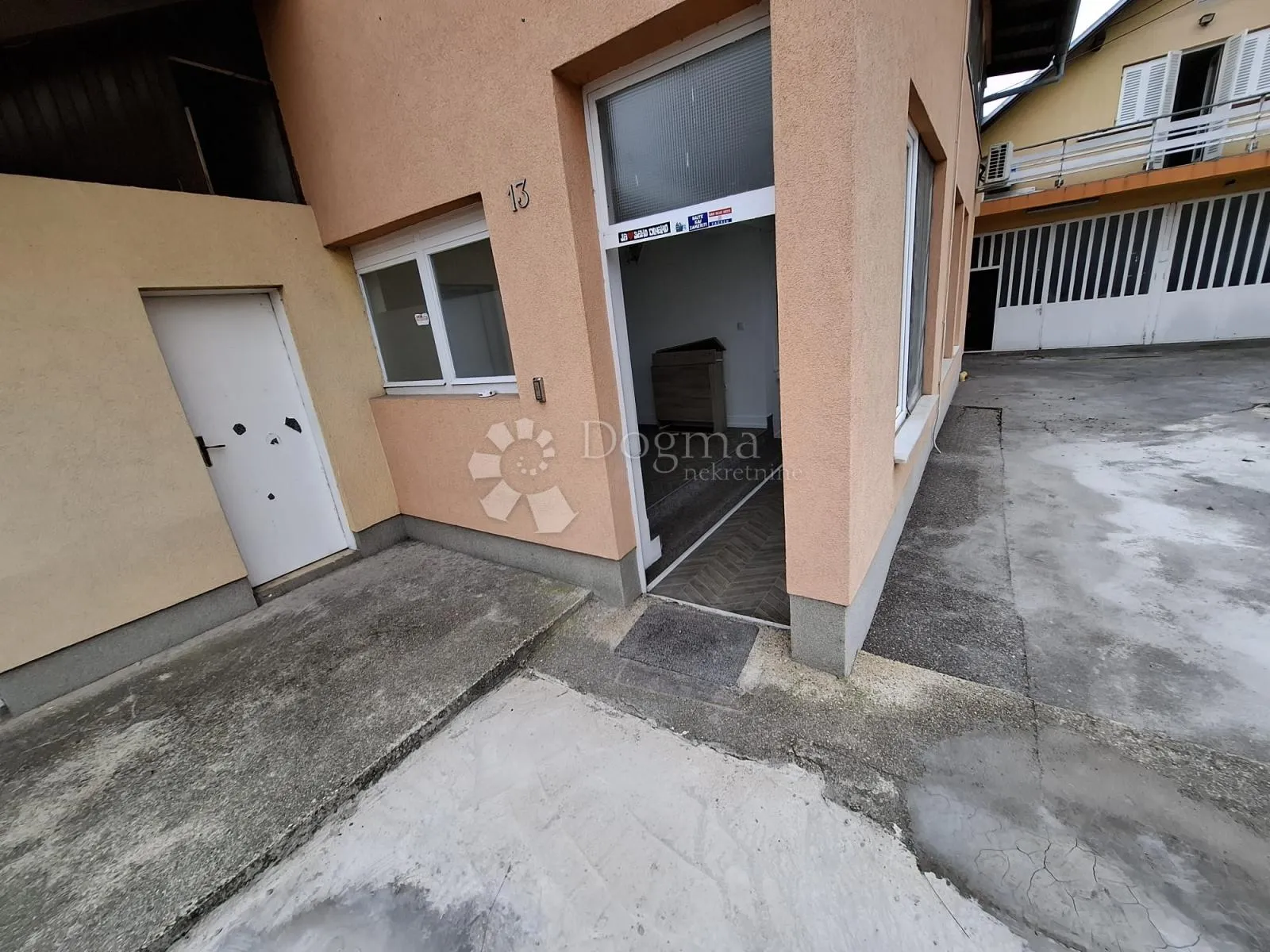 stambeno-poslovna zgrada trnje, 421 m², parking - slika 1