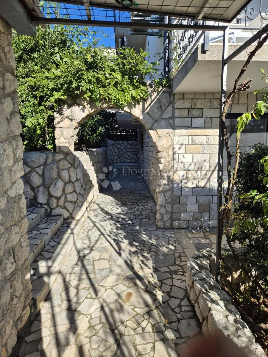 višestanbena kuća s 11 apartmana - slika 6