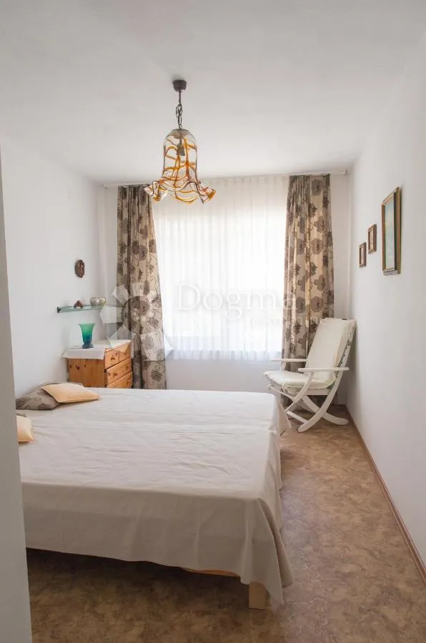 otok prvić - veća kuća nadomak plaže i mora - slika 26