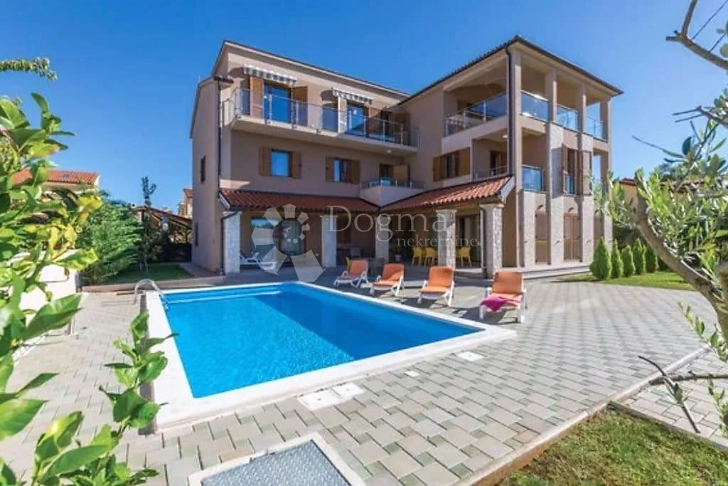 luksuzna kuća sa 4 stana 200 m od mora - slika 40