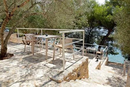 mali obiteljski hotel, prvi red do mora, vela luka - slika 2