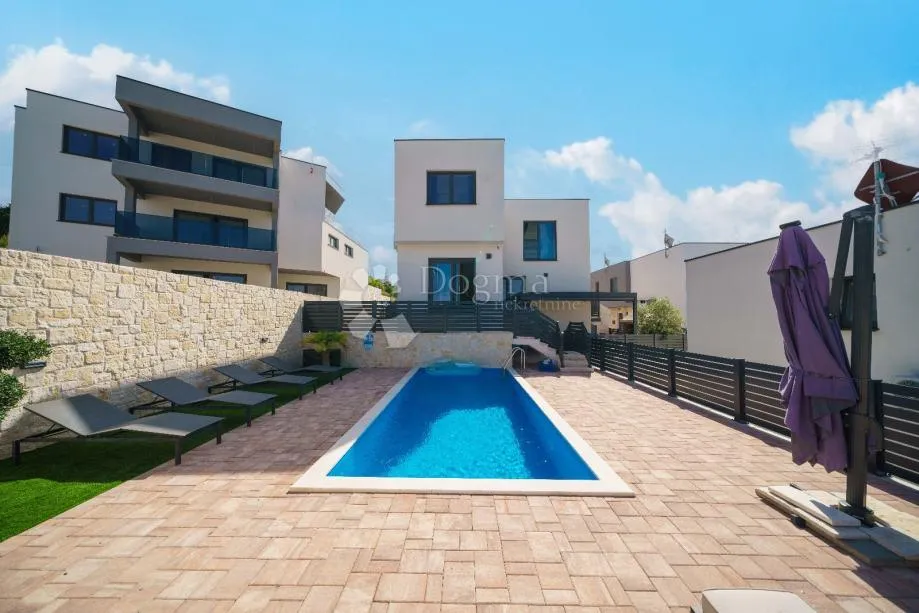 vodice – luksuzna novogradnja s bazenom i panoramskim pogledom na more - slika 2