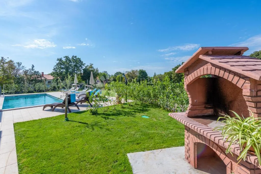 okolica labina,kuća sa 2 stana i bazenom u mirnom mjestu - slika 12