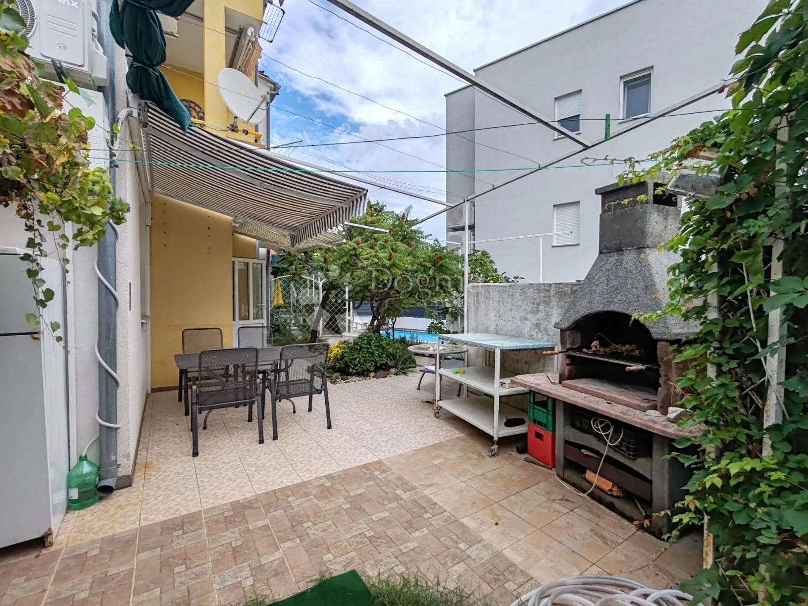 vodice-srima apartman 2.red od mora, privatni vrt+pm - slika 1