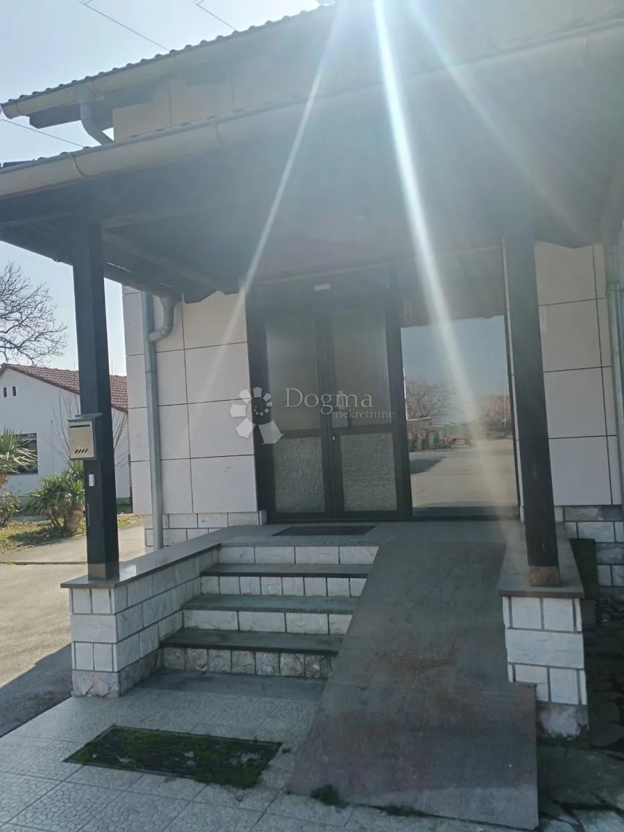 velika kuća s poslovnim prostorom i dodatnim objektima - slika 2