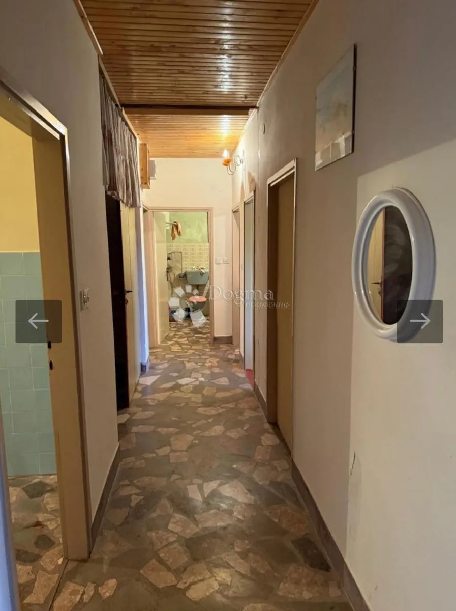 kuća s 5 stanova, bazenom i pogledom na more – murter - slika 13