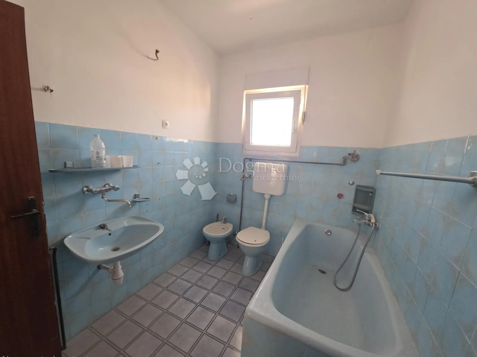 prilika! prostran 3-soban stan za renovaciju – njivice - slika 14