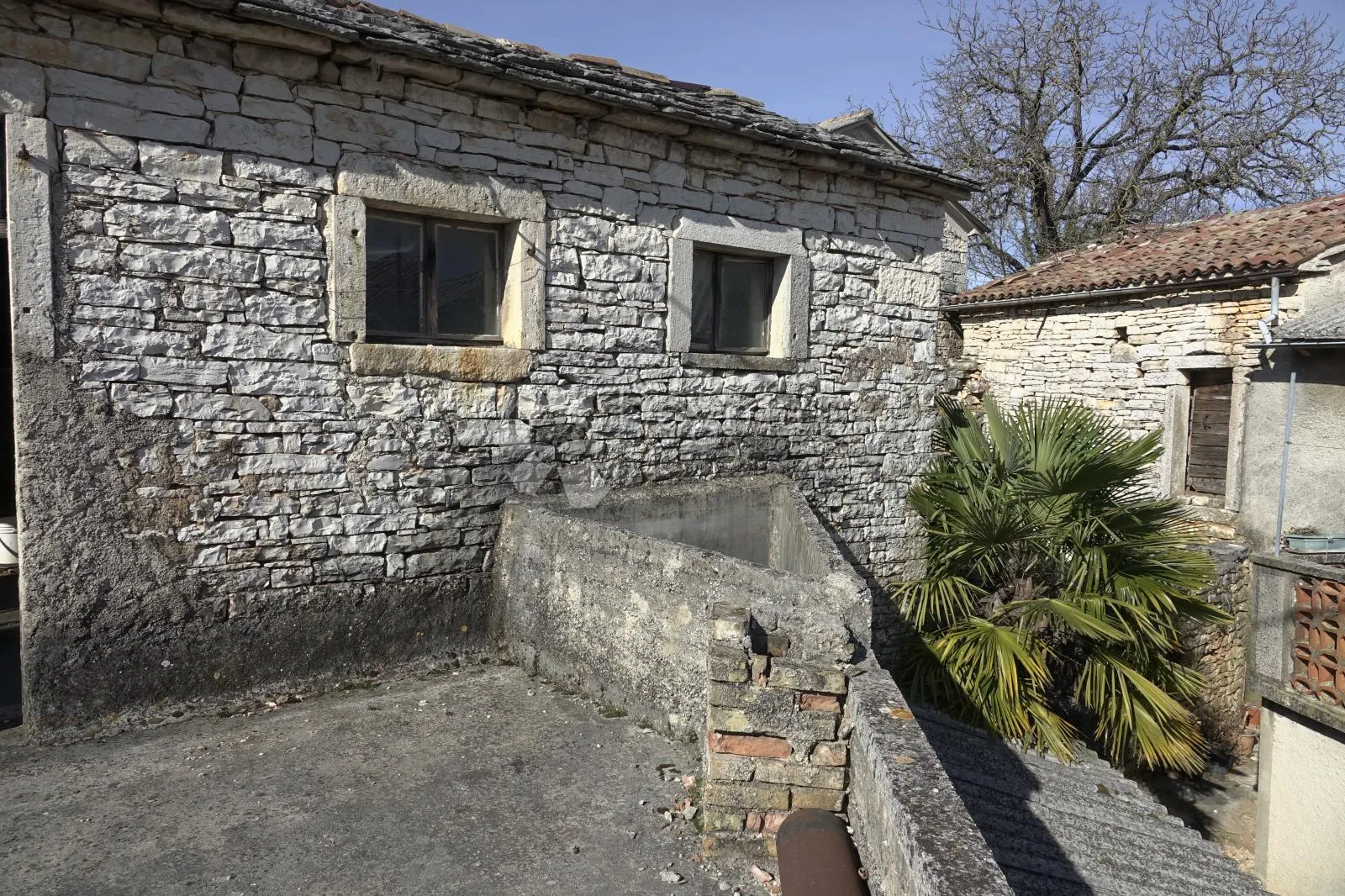 kamena kuća za renovaciju u pilatima - slika 10