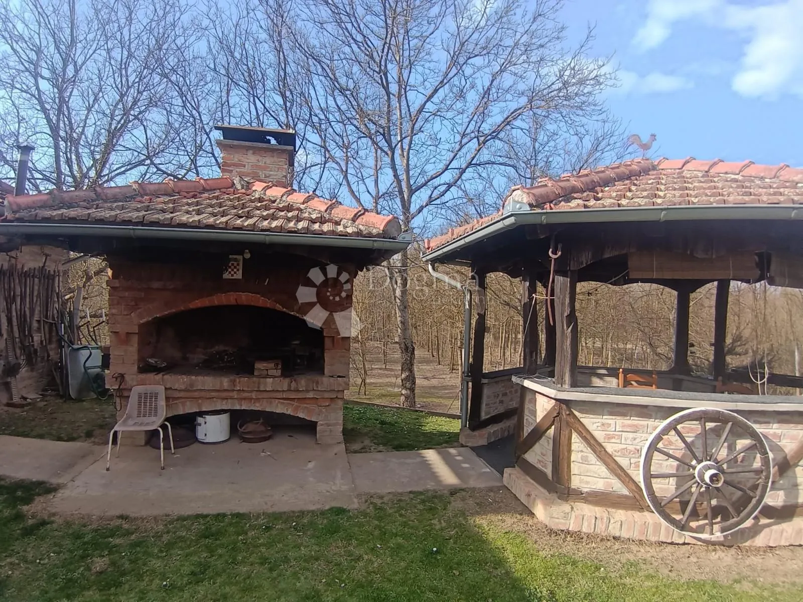 kuća u prirodi s jezerom i velikim imanjem - slika 5