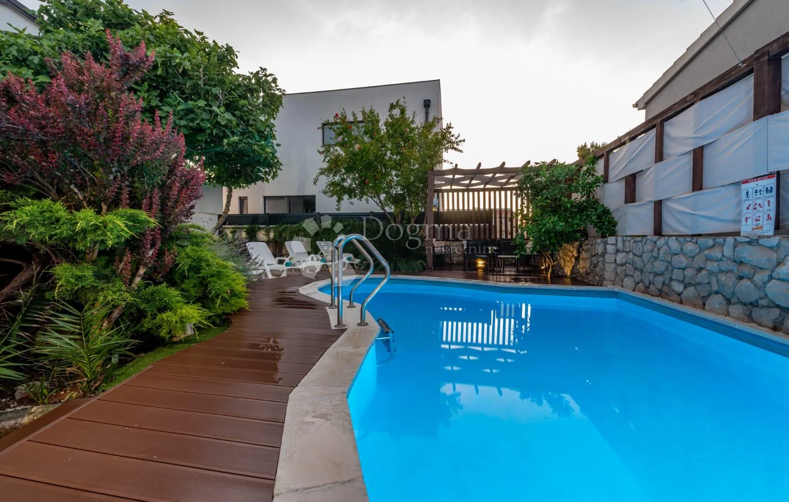 tri apartmana s bazenom - slika 42