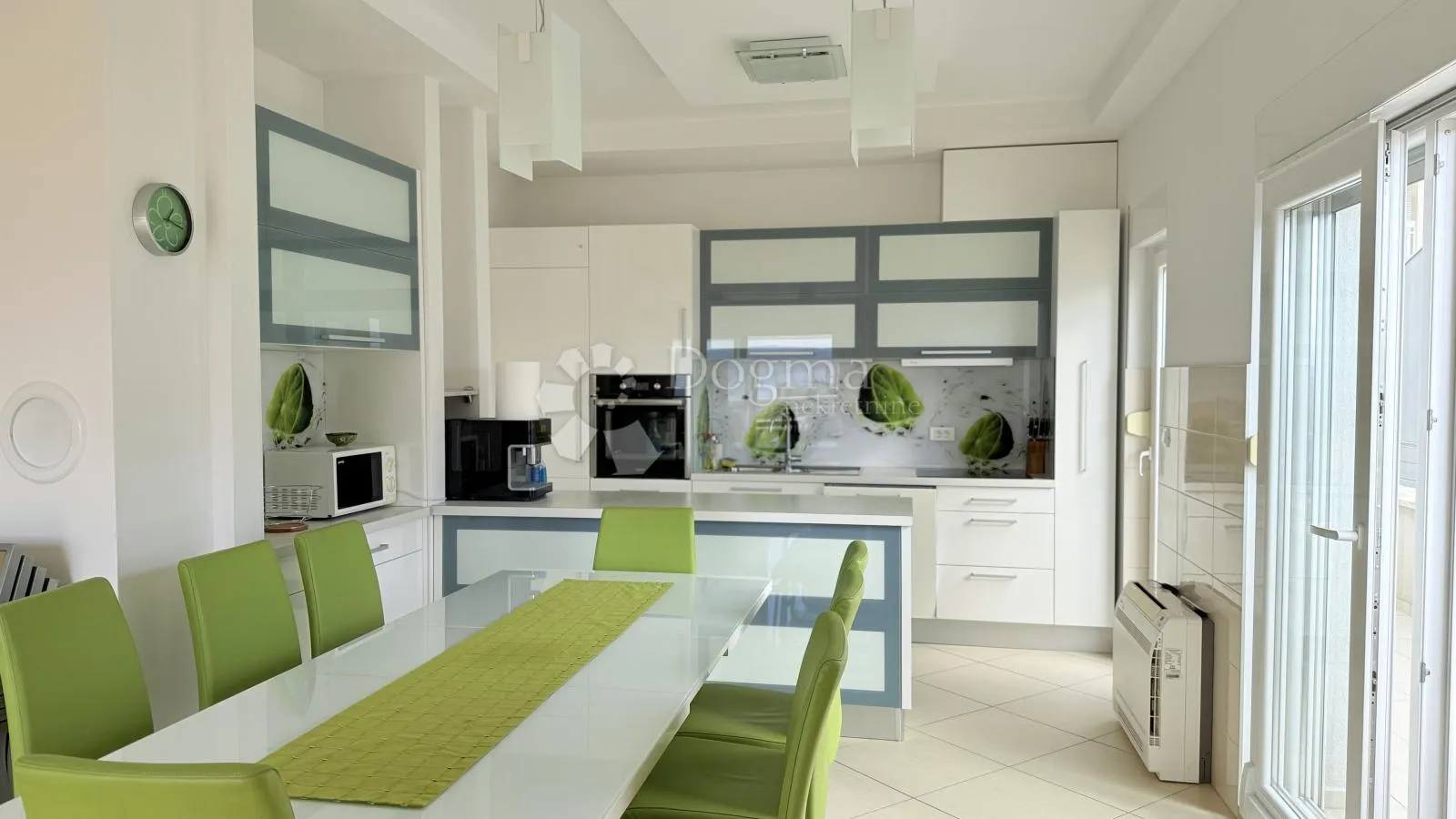penthouse u baškoj vodi – dvoetažni, kompletno namješten - slika 3
