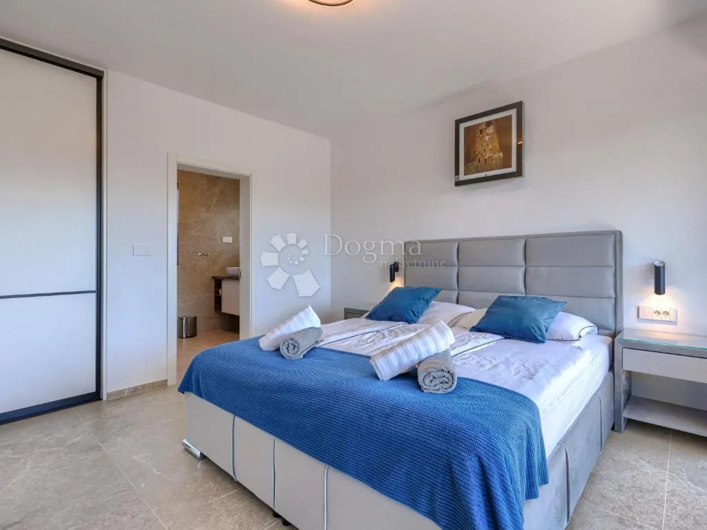 poreč - luksuzna vila s bazenom, wellnessom i 3 spavaće sobe - slika 21